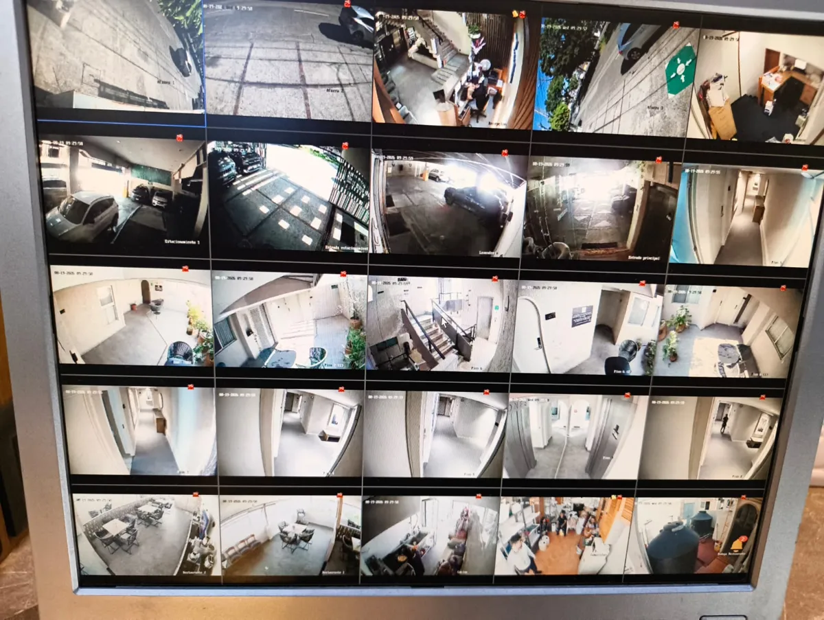 Pantalla con visualización de cámaras de seguridad
