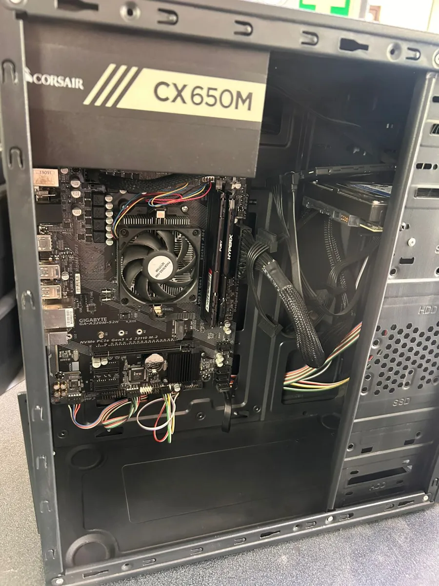 Interior de una computadora después de mantenimiento